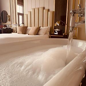 Deluxe Double Room Bath